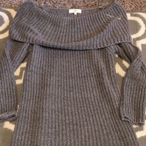 🛍 3/$25 off the shoulder entro sweater size small